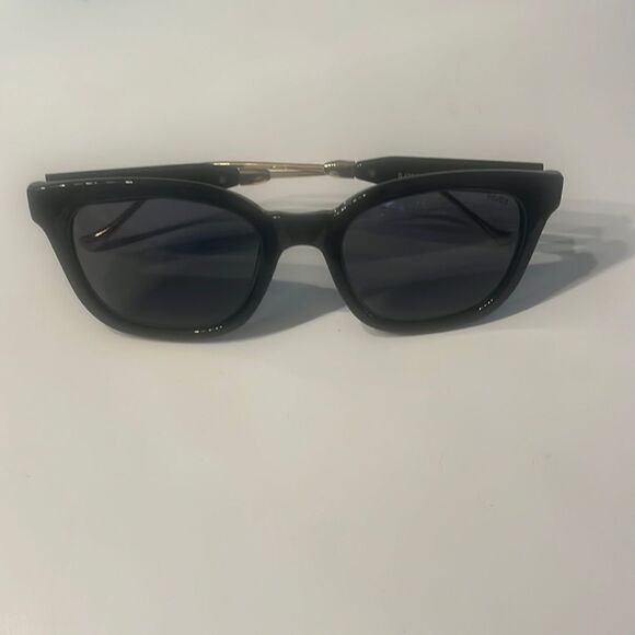Accessories - Black sunglasses 